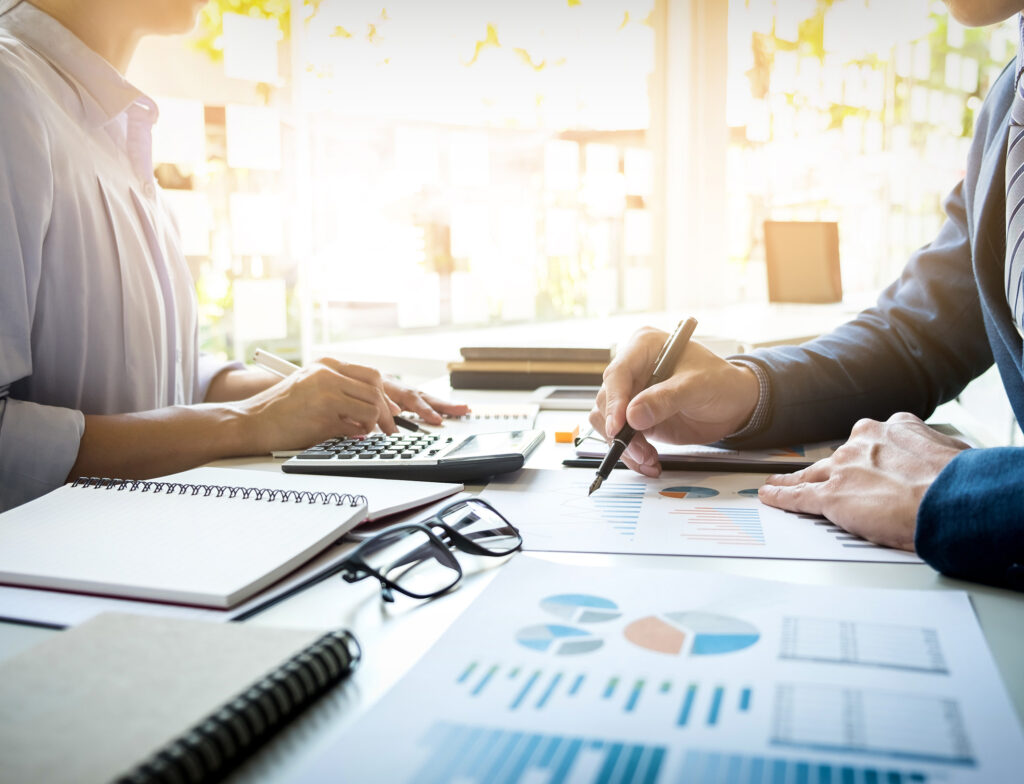 geschaftsmann finanzinspektor und sekretar berichten berechnen oder uberprufen gleichgewicht internal revenue service inspektor prufung dokument prufungskonzept crop geschaftsmann finanzinspektor und sekretar berichten berechnen oder uberprufen gleichgewicht internal revenue service inspektor prufung dokument prufungskonzept crop